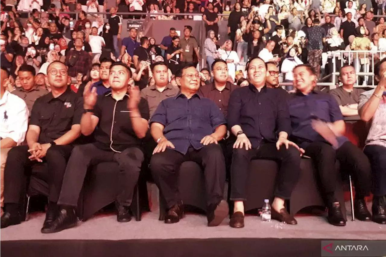 Dua menteri menikmati malam akhir pekan di konser Ari Lasso