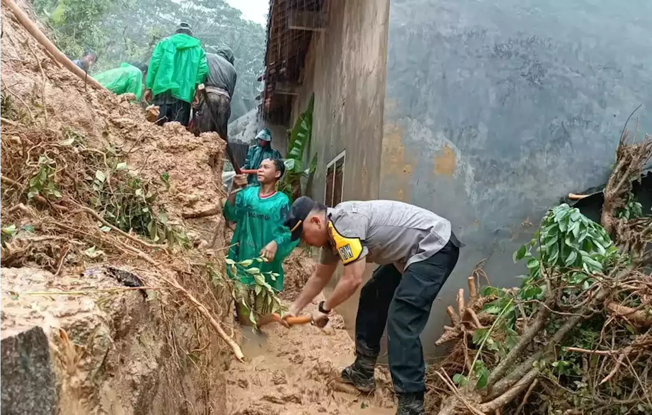 Tanggap Bencana, Polres Malang Bantu Evakuasi Korban Banjir dan Tanah Longsor