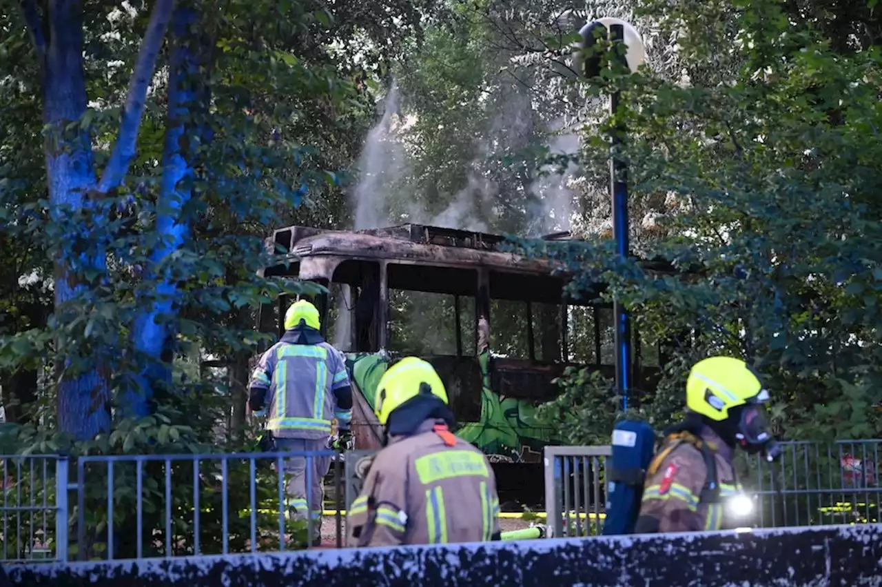 Brand an Regenbogen-Grundschule in Neukölln: Historische Tram steht in Flammen