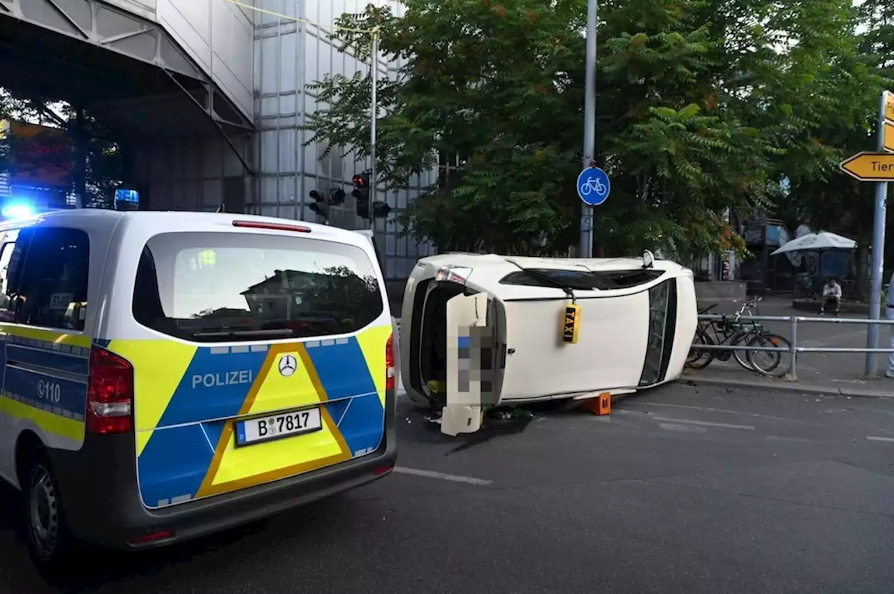 Kreuzberg: Taxi überschlägt sich bei Unfall