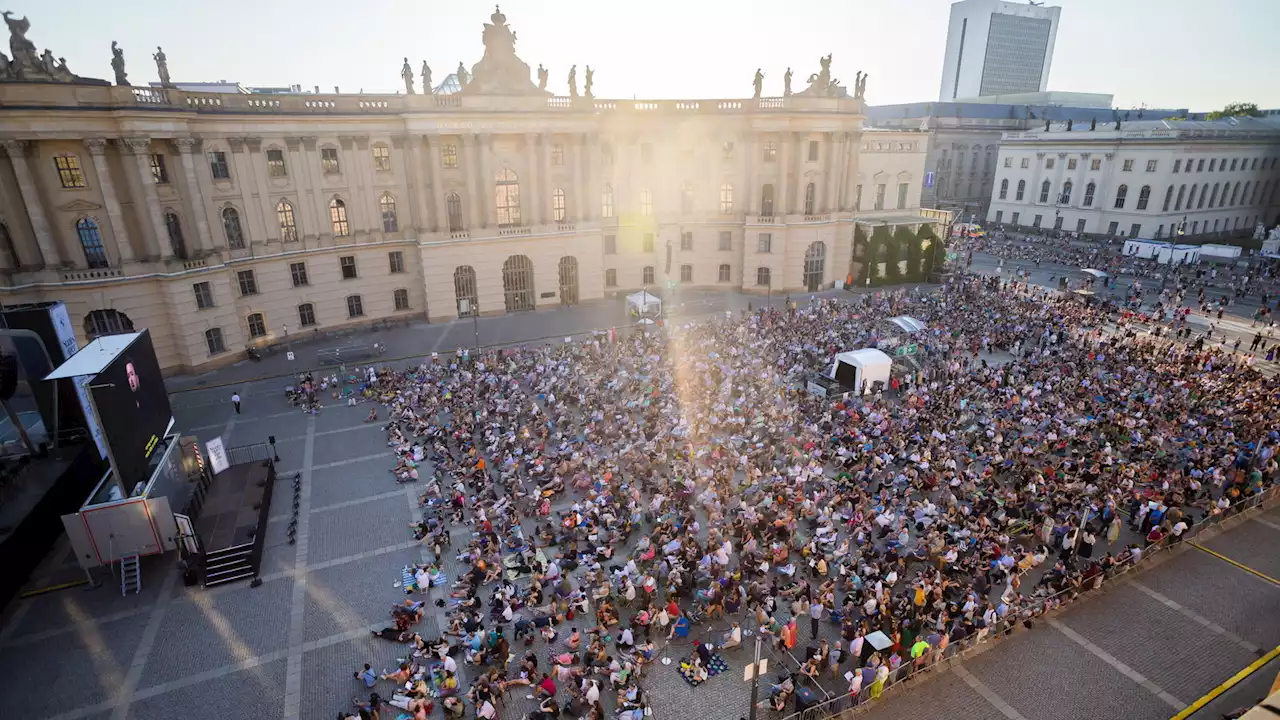 Staatsoper auf Campingstühlen