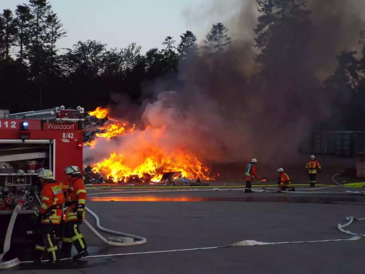 100 Einsatzkräfte bekämpfen Großbrand auf der Mülldeponie - Keine Verletzten