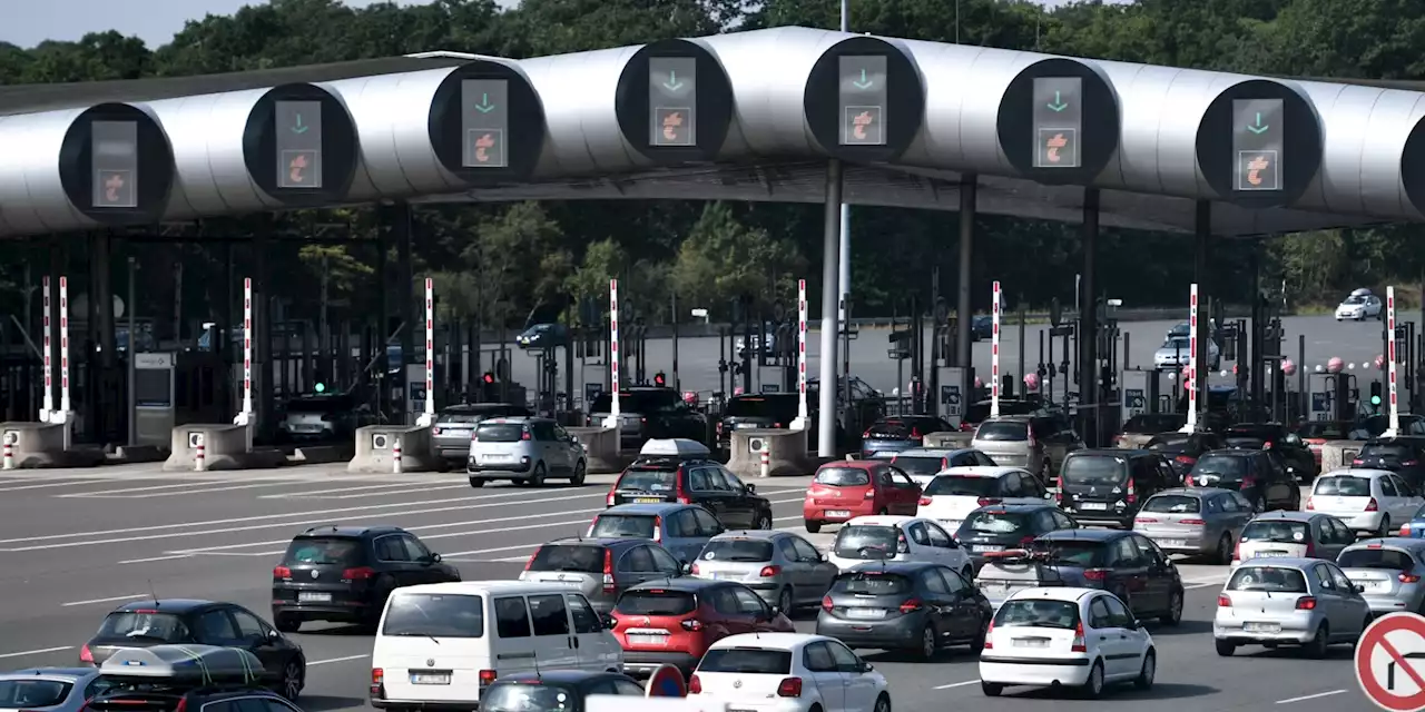 Départs en vacances : au péage de Saint-Arnoult, en Île-de-France, la circulation s'annonce difficile