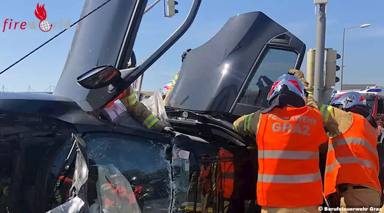 Stmk: Person nach Kollision von zwei Fahrzeugen im Unfallwrack eingeschlossen