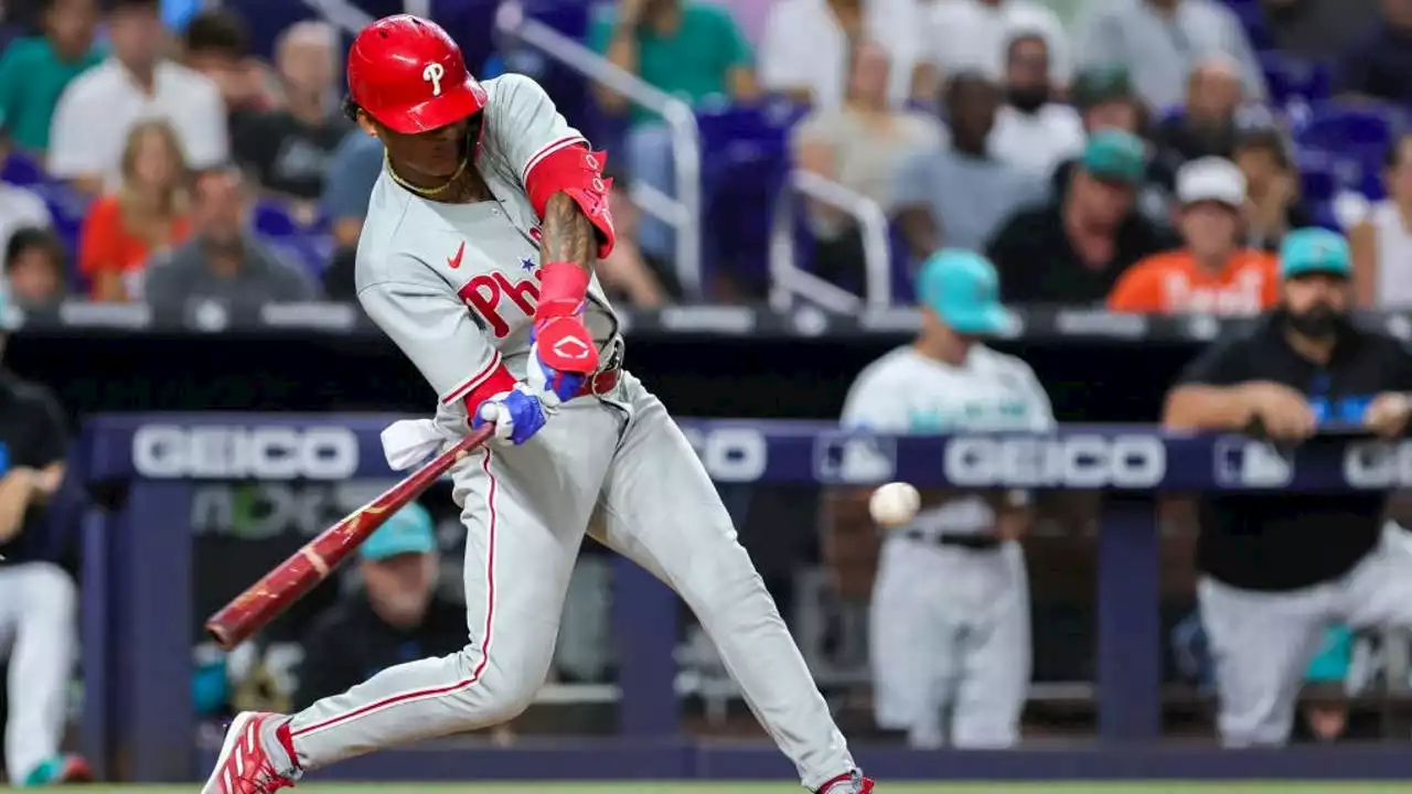 Pache's pinch-hit, 2-run HR rallies Phils past Marlins for record-tying 13th straight road win