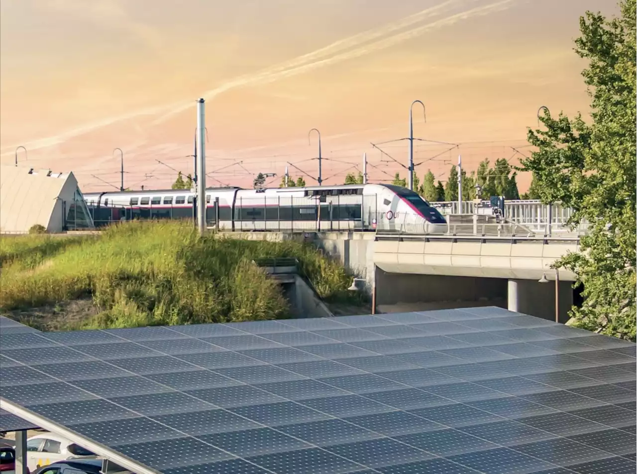 « L'équivalent d’un réacteur nucléaire » : tout savoir de ce projet de la SNCF avec des panneaux solaires