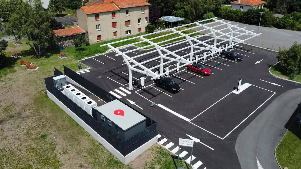 Tesla inaugure son premier Superchargeur V4 en France : quels changements ?