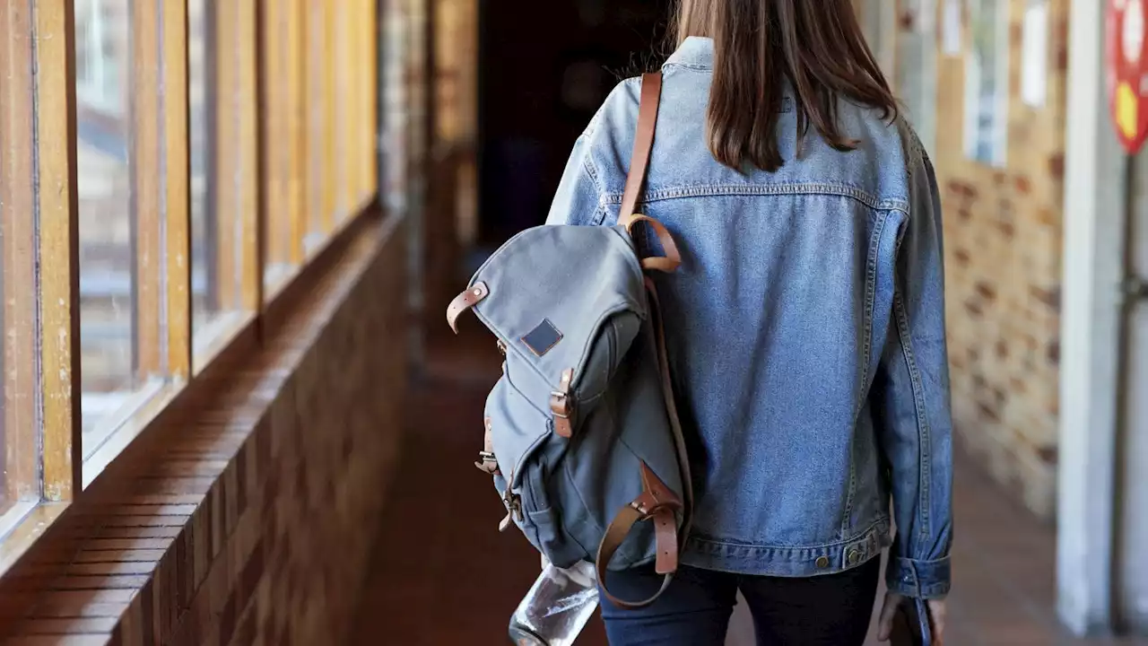 Tocca una studentessa per pochi secondi, non è molestia. Assolto bidello a Roma