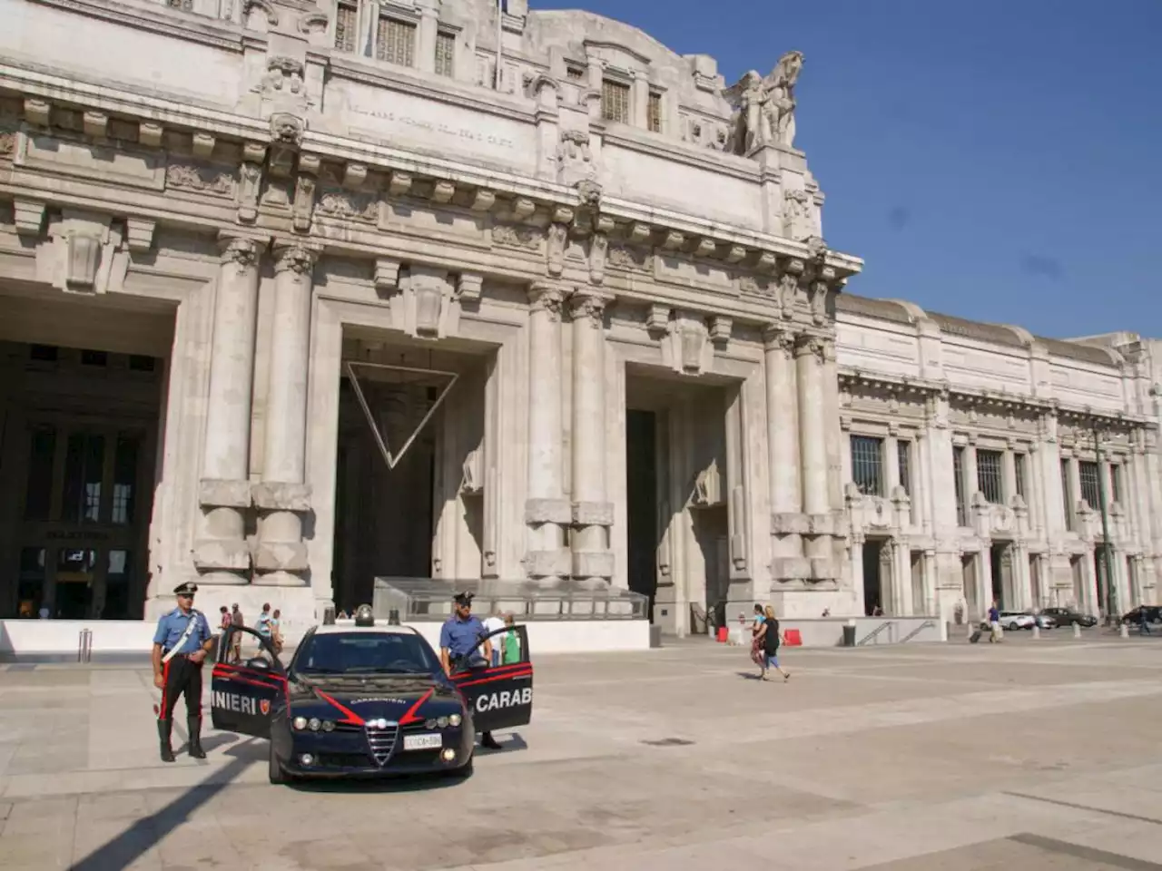 Milano, aggredito a bottigliate e rapinato un 18enne pakistano: ricoverato