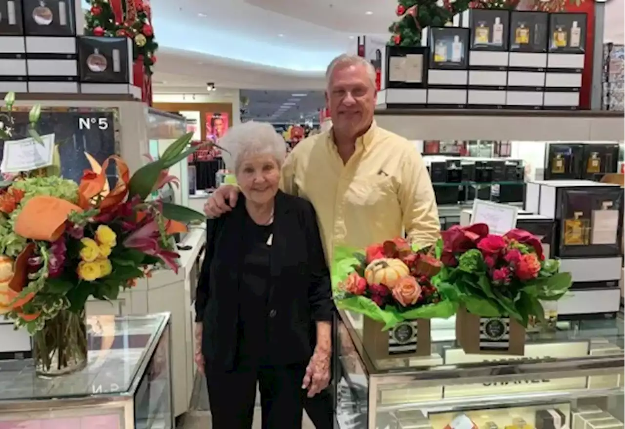 Vendedora que trabalhou 74 anos sem faltar um dia ao serviço se aposenta aos 90