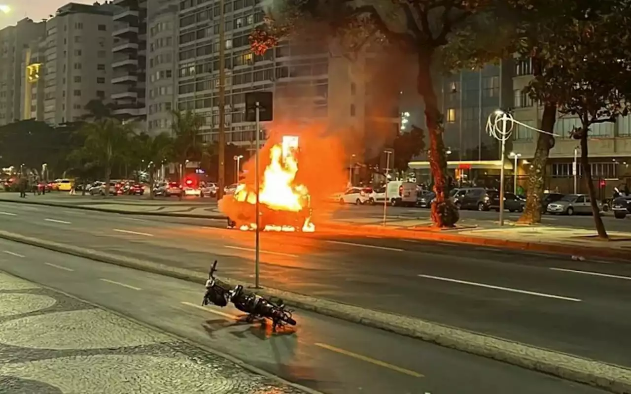 Incêndio em carro interdita trecho da Avenida Atlântica, em Copacabana | Rio de Janeiro | O Dia