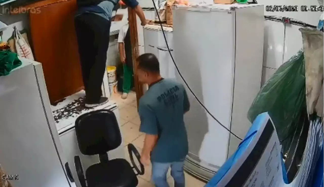 Homens vestidos de policiais civis roubam lanchonete em Niterói; veja vídeo