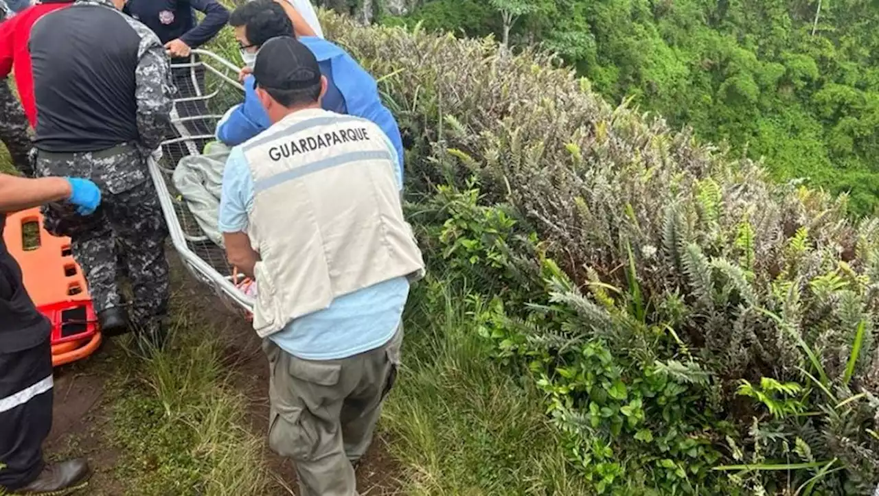 Miracle aux îles Galapagos : un petit Français de 8 ans tombe dans un cratère de 100 mètres de profondeur et survit