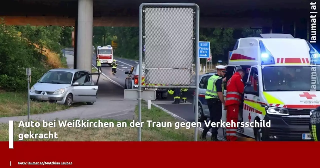 Auto bei Weißkirchen an der Traun gegen Verkehrsschild gekracht | laumat|at