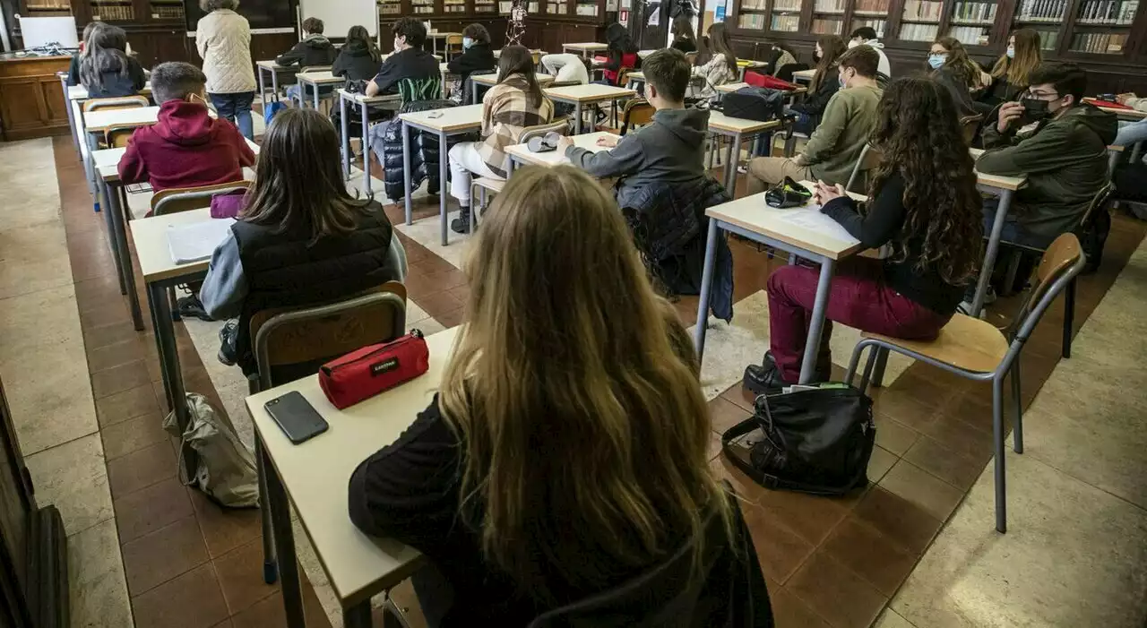 Bidello palpa sul sedere studentessa minorenne, assolto dal giudice: «Solo una manciata di secondi»