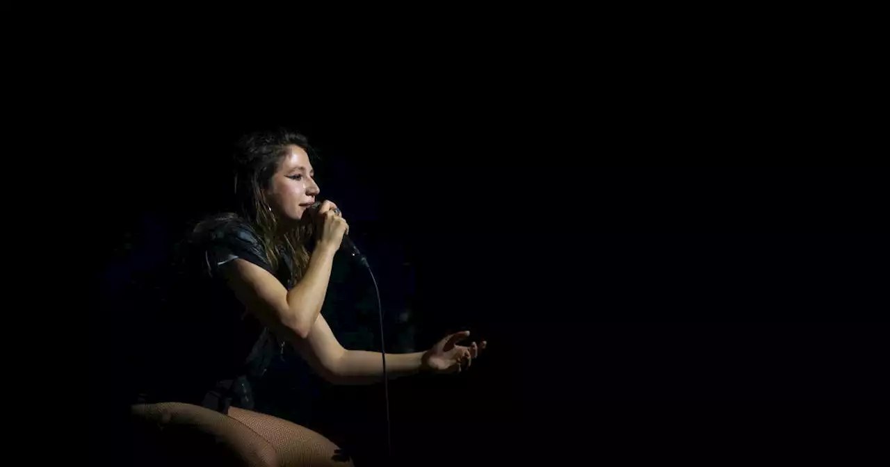 Concert d’Izïa Higelin : une enquête ouverte après des propos évoquant un «lynchage» d’Emmanuel Macron