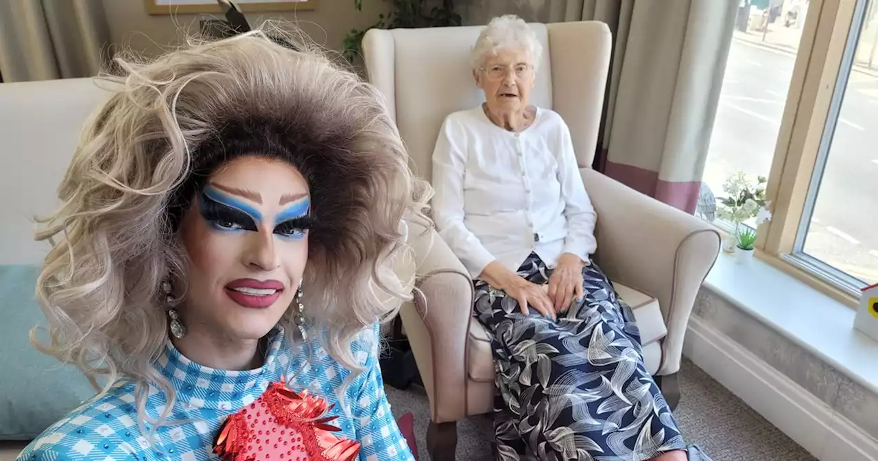 'Stunning' drag queen drops in to pay care home a visit