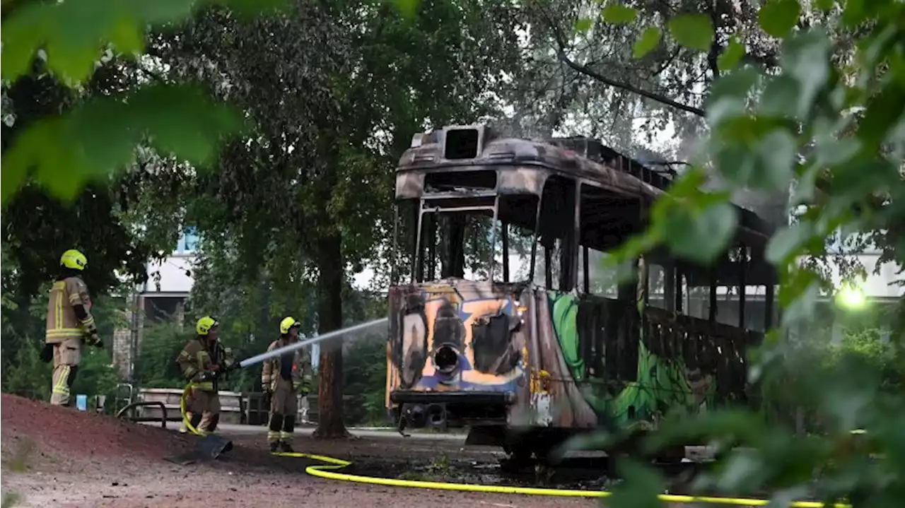 Neukölln: Historische Tram von Ben Wagin in Flammen