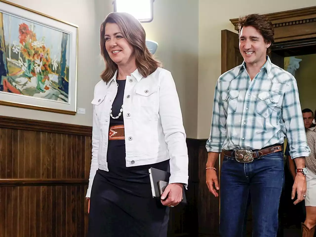 Danielle Smith, Justin Trudeau talk carbon emissions and B.C. port workers strike during Calgary meeting