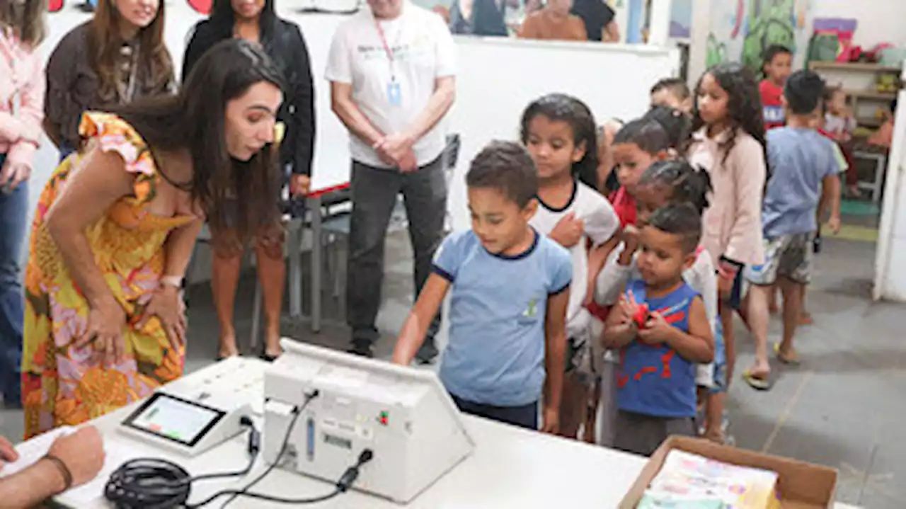 Em ação social, TSE doa agasalhos e apresenta urna eletrônica a crianças carentes