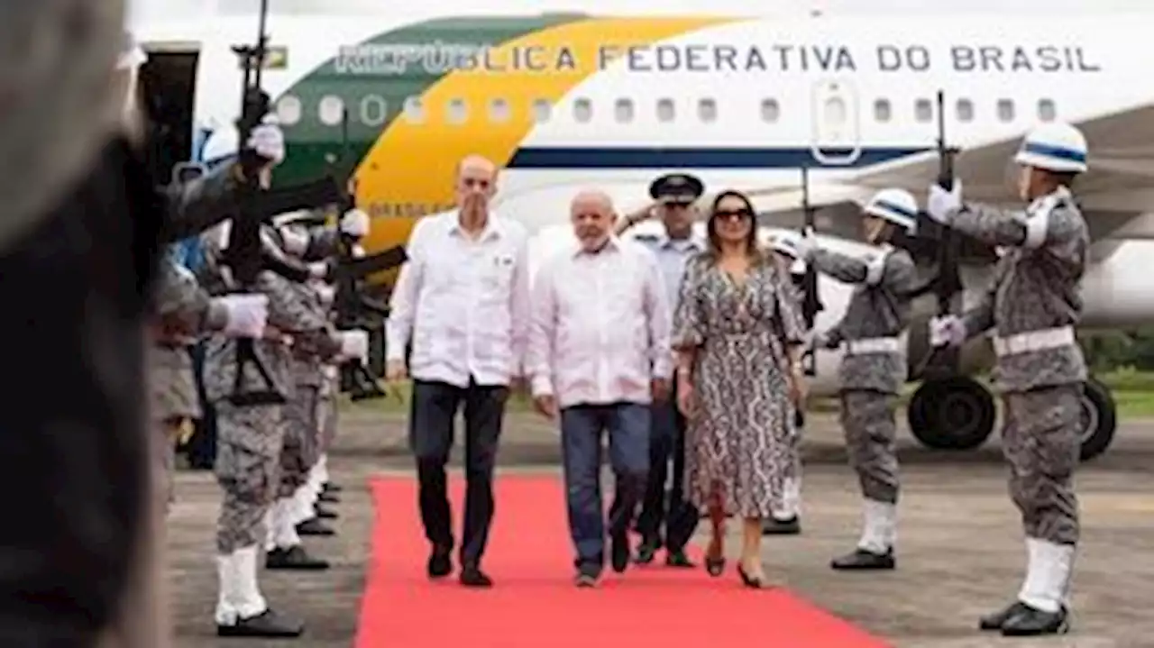 Lula chega à Colômbia para participar de reunião sobre a Amazônia