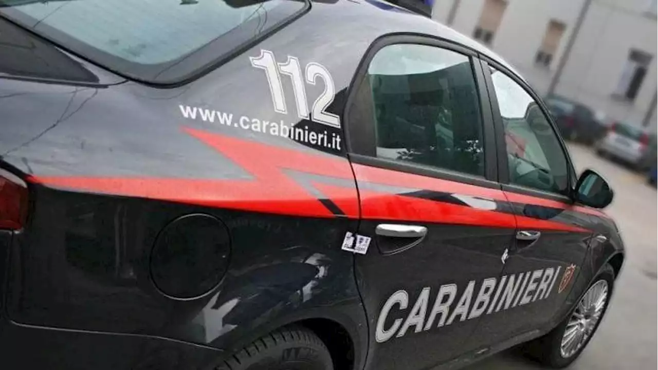 Aggredito con una mazza da baseball dopo una lite condominiale, morto 60enne. Tre fermati