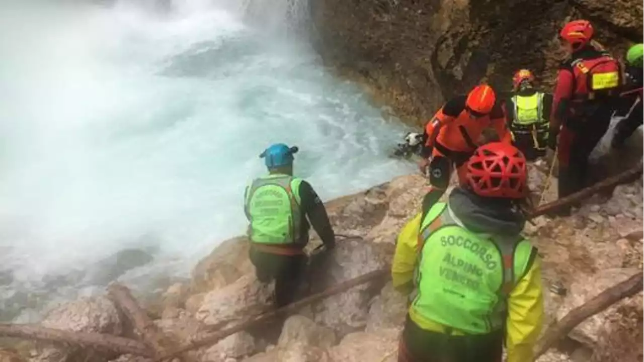 Donna cade per 50 metri alle Cascate di Fanes e muore. Era in comitiva quando è scivolata