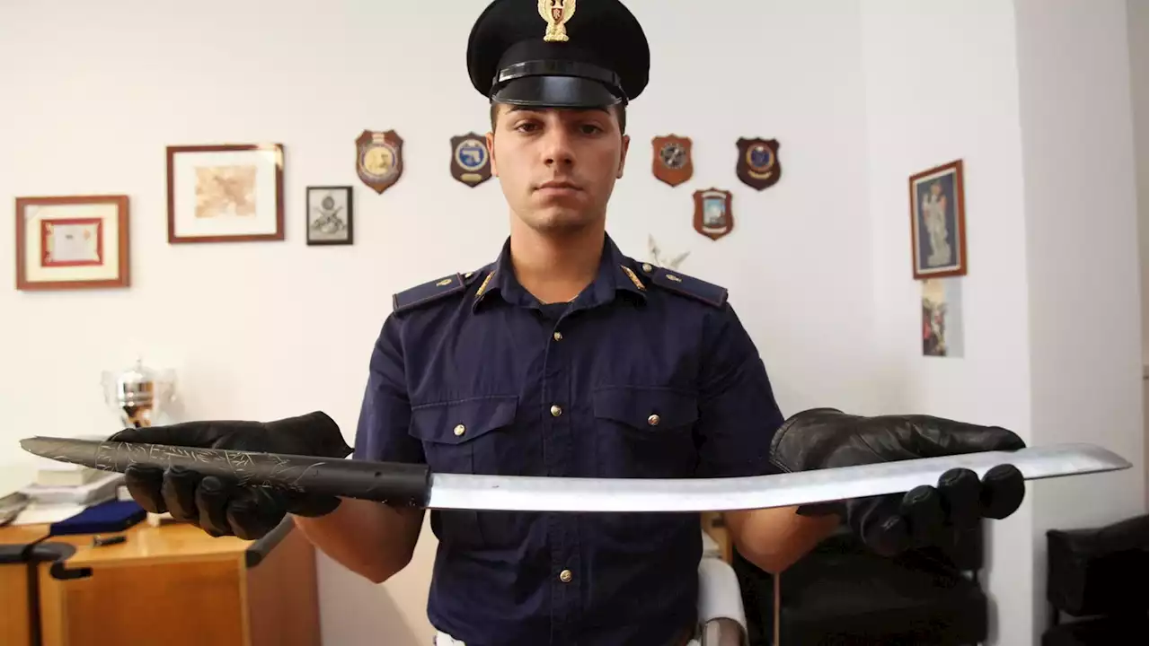 Musica a palla e una katana agitata in aria nella movida di Porta Venezia, tredici ragazzi identificati: “Stiamo girando un video rap”