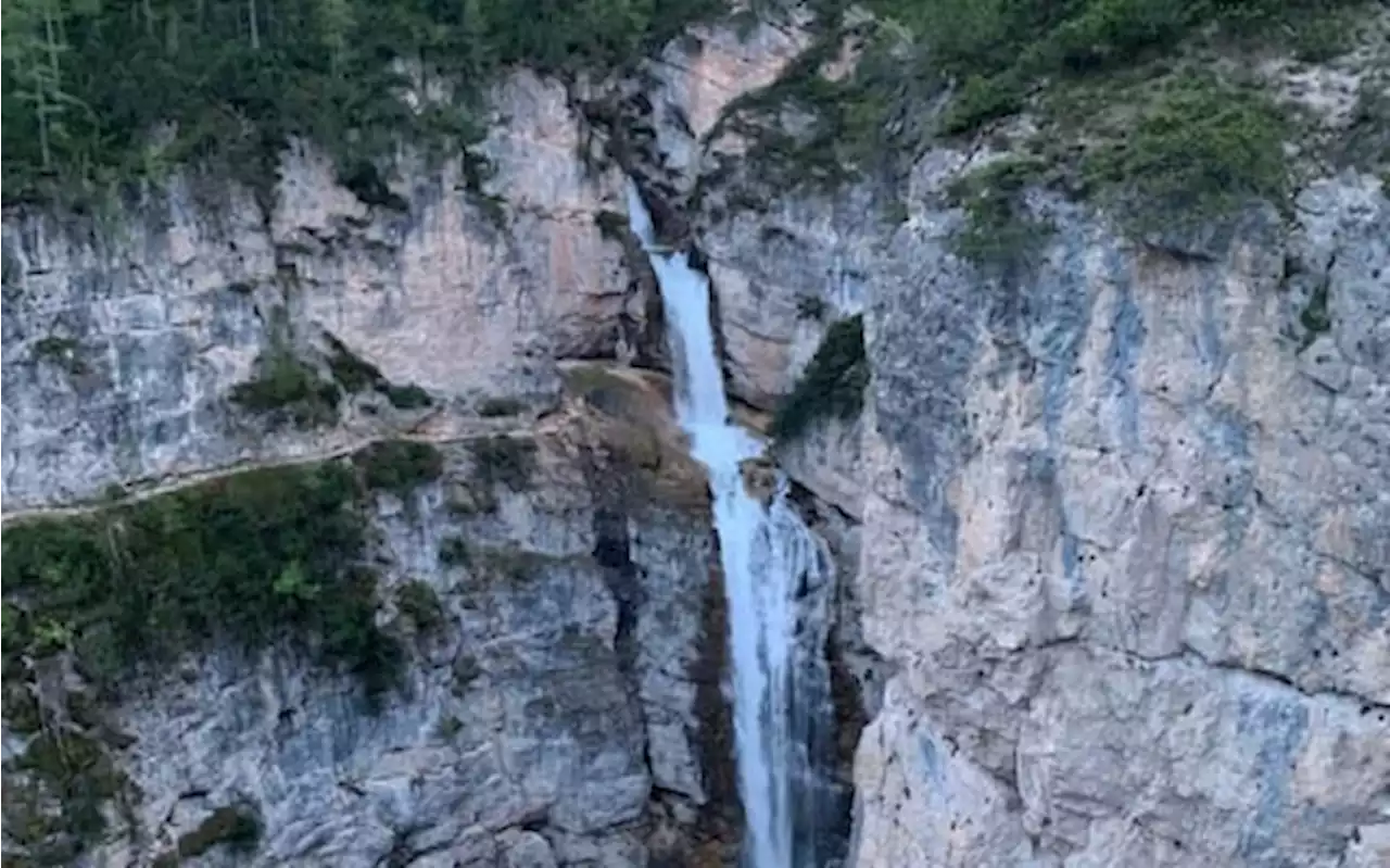 Cortina, donna muore durante escursione alle cascate di Fanes