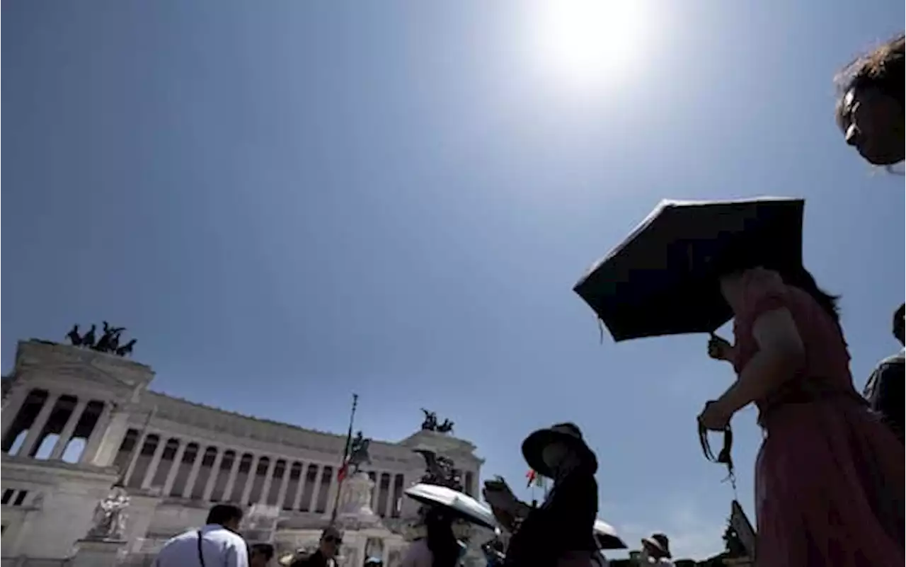 Meteo, domenica da bollino arancione in 9 città