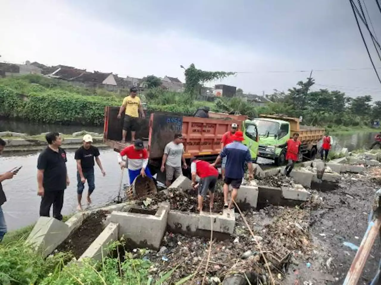 Respons Cepat, Pemkot Semarang Bersihkan Timbunan Sampah di Sungai