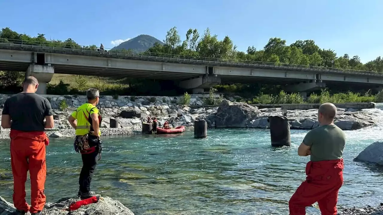 Il padre si tuffa nel fiume per salvare il figlio che sta annegando: muoiono entrambi