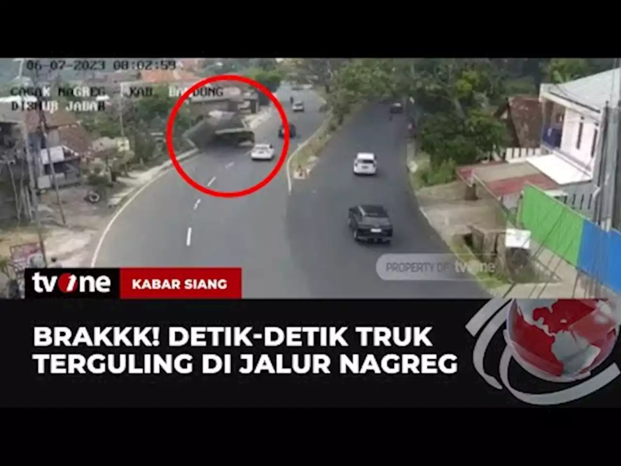 Detik-Detik Kecelakaan Tunggal di Jalur Nagreg Terekam CCTV - tvOne