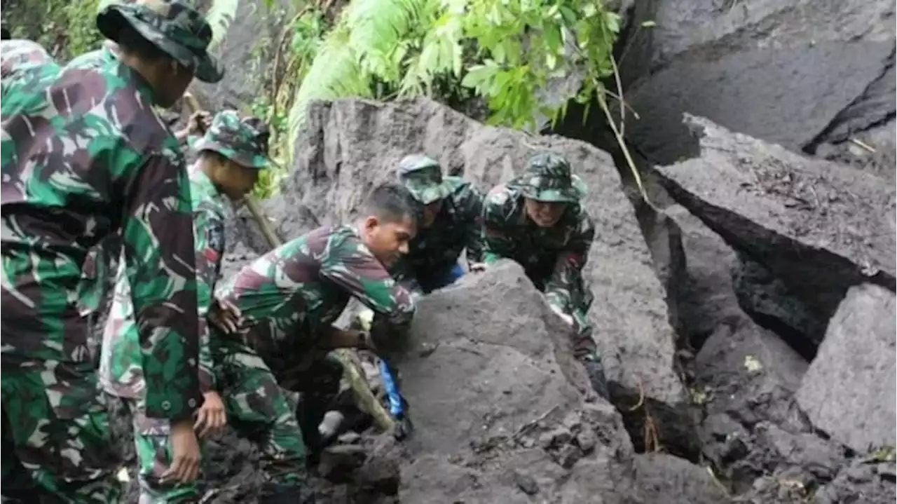 TNI Bantu Buka Akses Jalan Alternatif yang Tertutup Tanah Longsor di Gianyar Bali