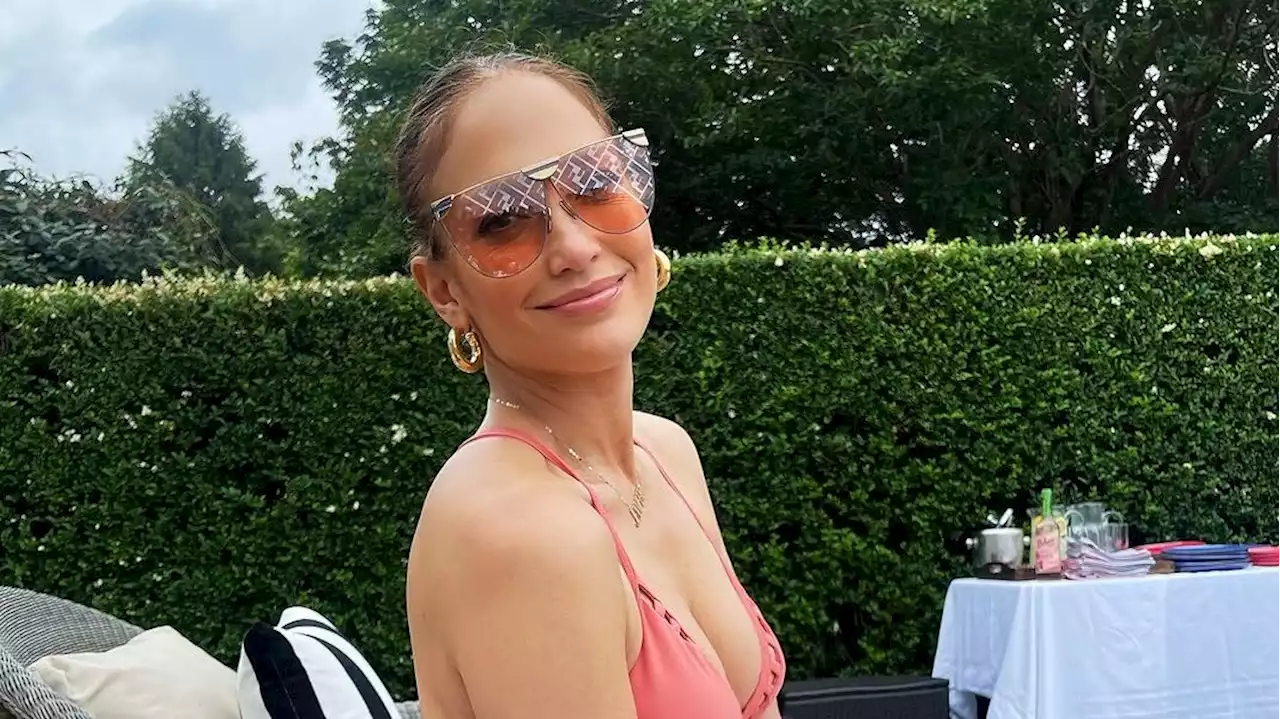 Jennifer Lopez (and Carrie Bradshaw) Endorse This Swimwear Accessory