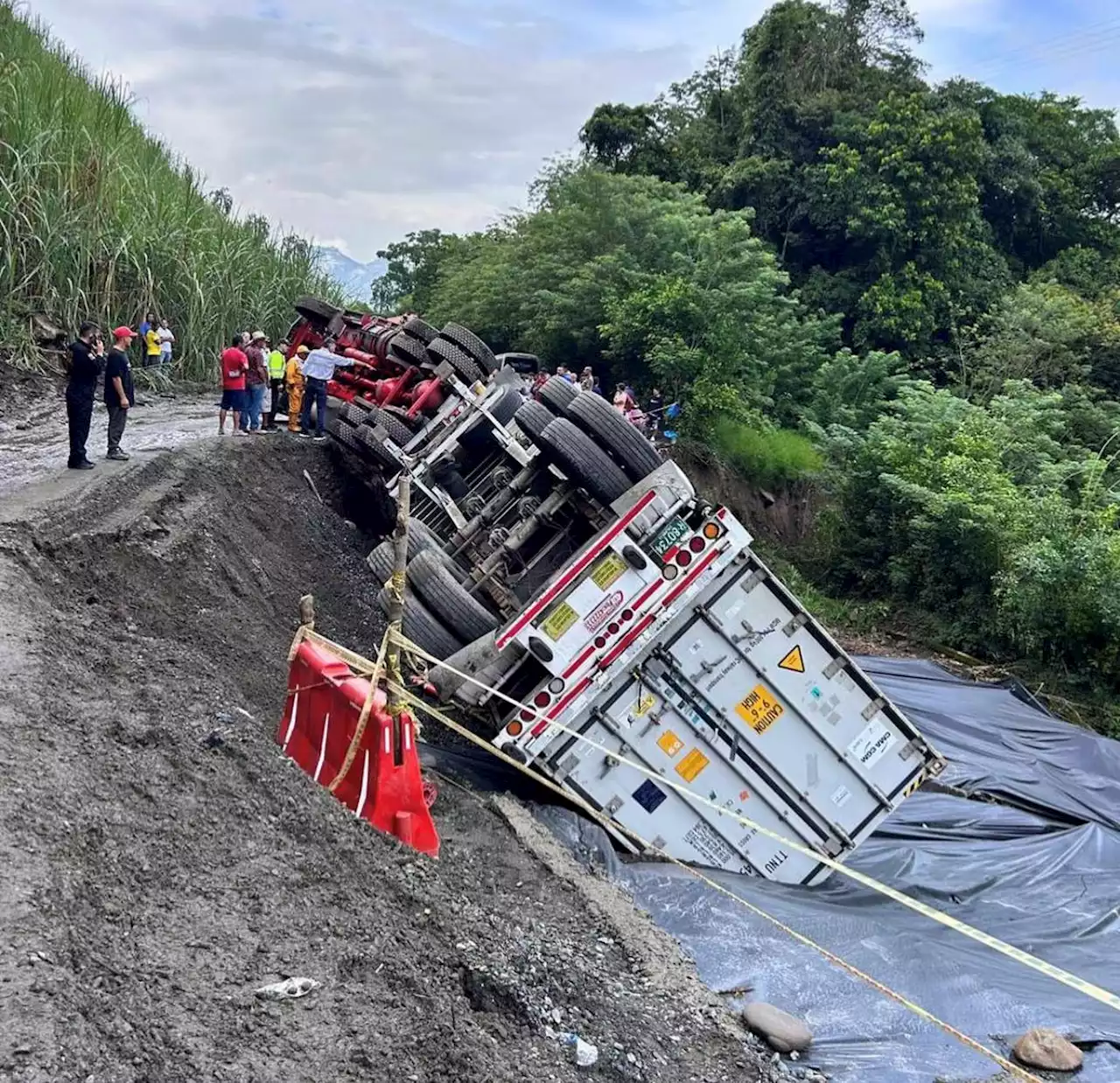 Se volcó camión que estaba atascado en la vía entre La Felisa y Supía en Caldas