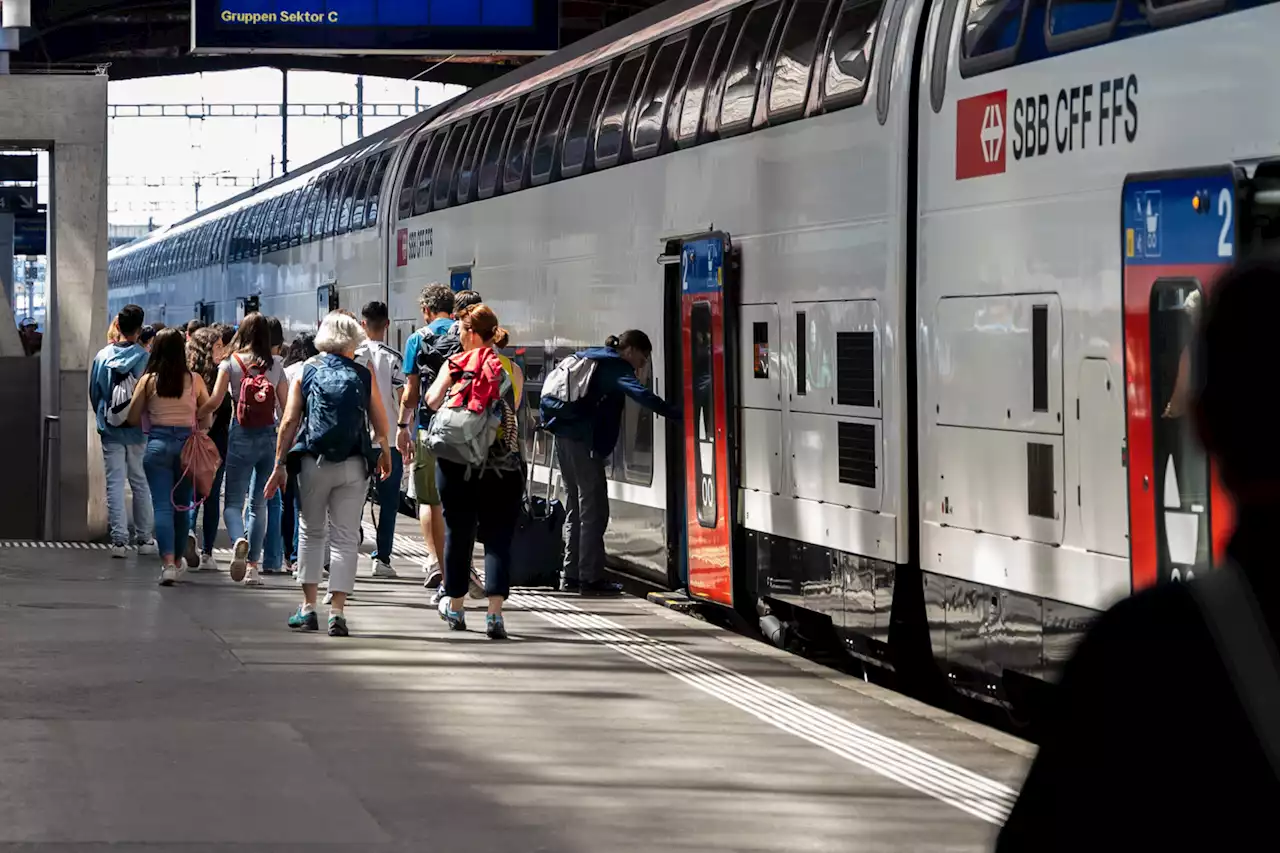 SBB: Zug bleibt überfüllt am Bahnhof Bern stehen