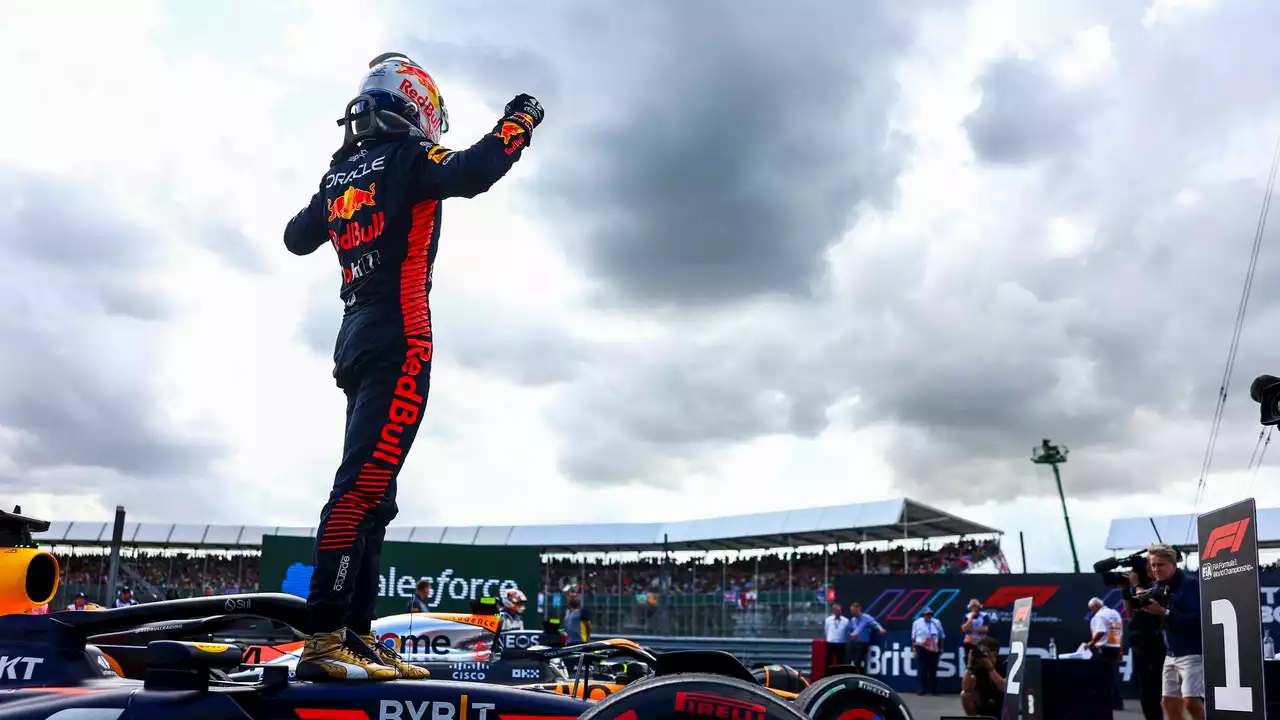 Verstappen se cuela en la fiesta de McLaren en Silverstone, los españoles fuera de la lucha: Alonso 7º y Sainz 10º