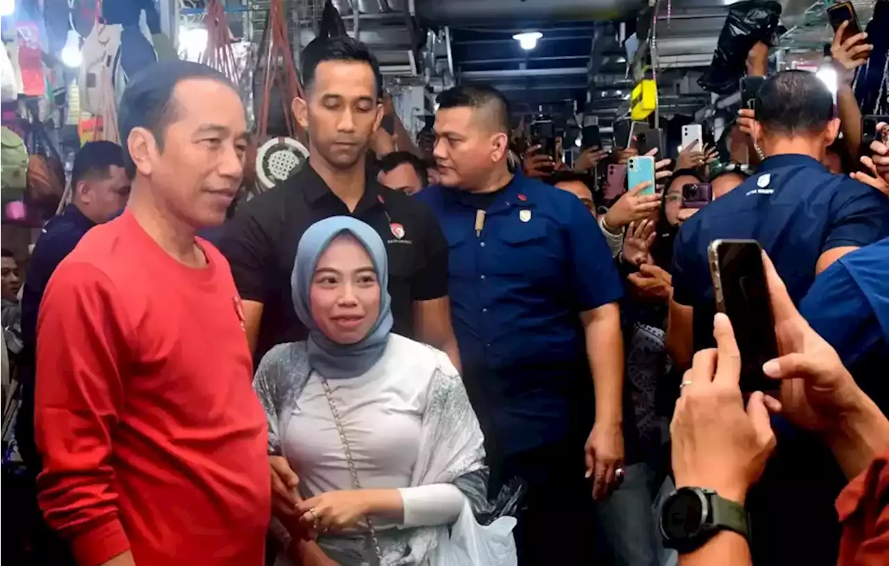 Kunjungi Malioboro, Jokowi Selfie dengan Warga