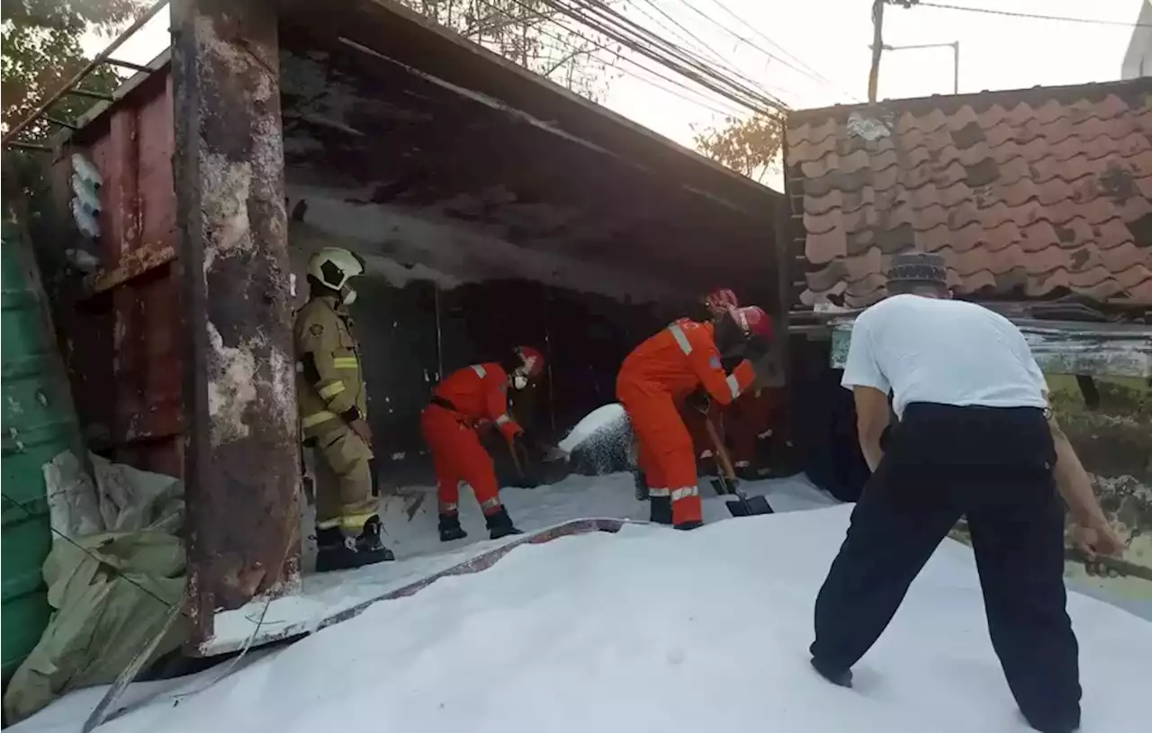 Truk Terguling Timpa 2 Rumah di Surabaya, 1 Penghuni Tewas