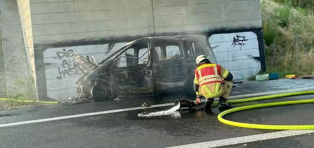 Einsatz am Flughafen BER: Auto geht unter Brücke in Flammen auf