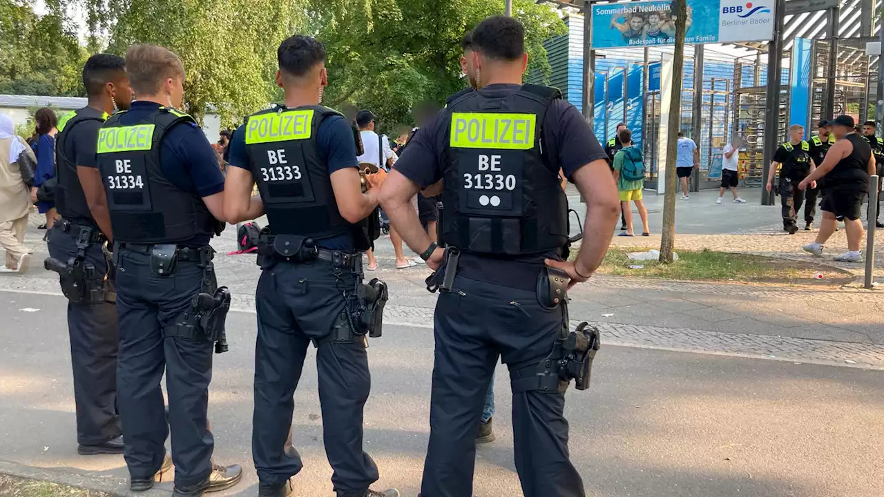 Wieder muss die Polizei ein Freibad räumen