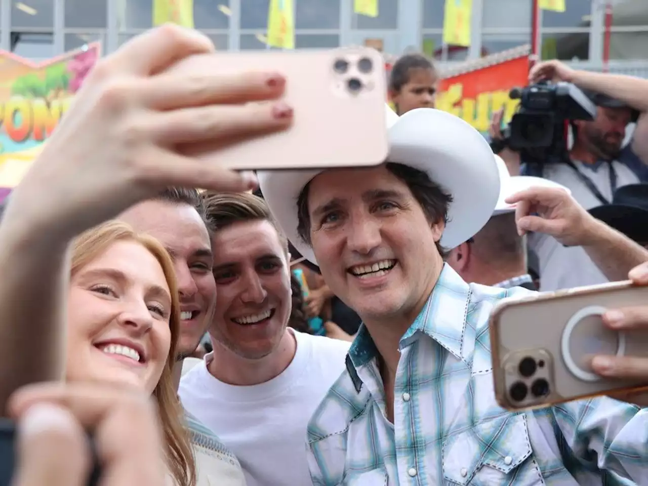 Federal leaders continue Stampede circuit at Calgary pancake breakfasts