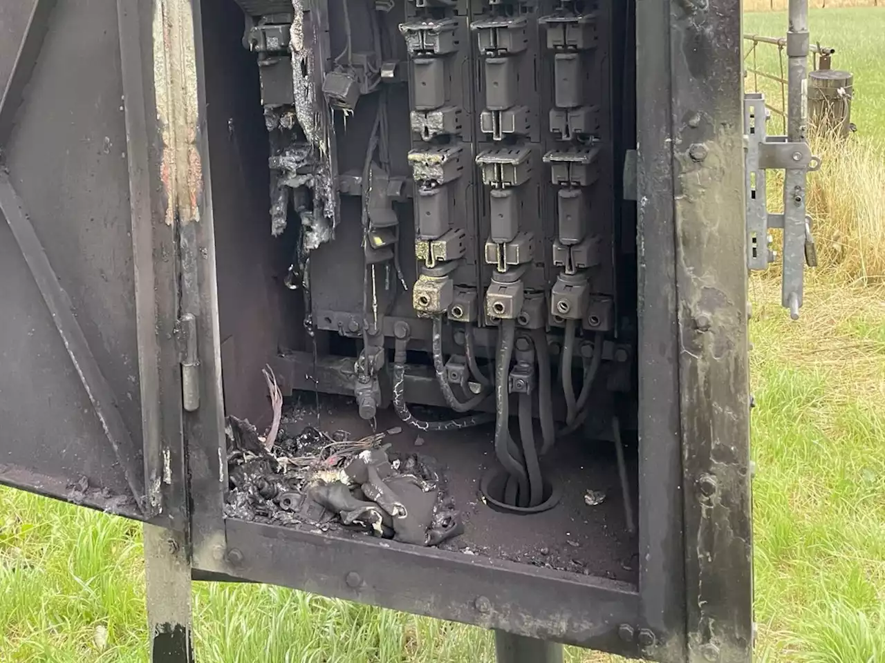 Rauchentwicklung nach Blitzeinschlag in Strommast