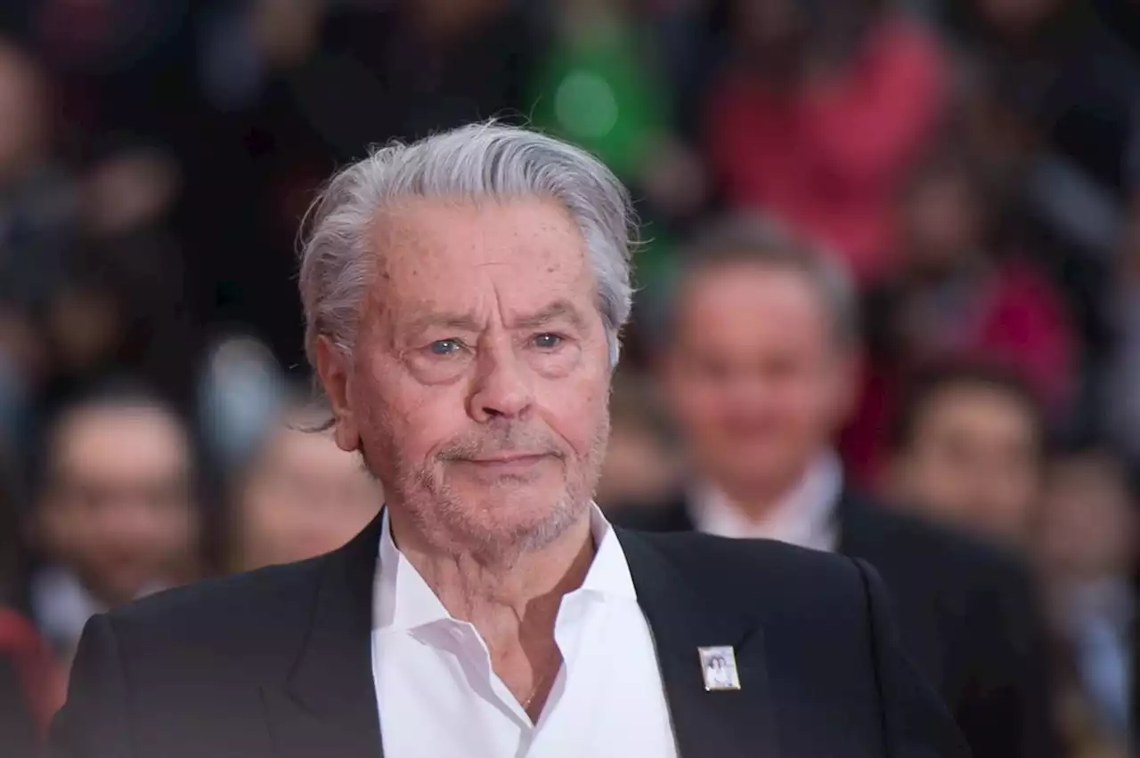 Alain Delon, Megan Fox, Mika… Ces célébrités très hypocondriaques - Closer