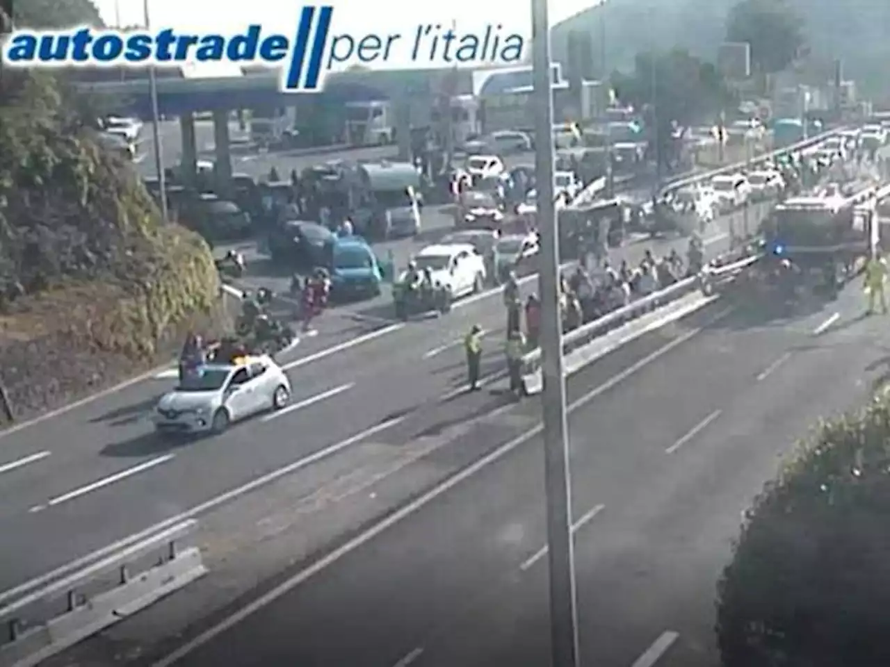 Genova, pullman a fuoco in galleria sulla A12: automobilisti intossicati e traffico in tilt