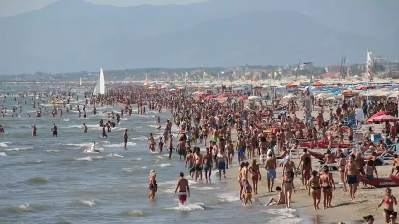 Mare in Toscana, spiagge affollate e prezzi alle stelle: «Il mangificio è arrivato anche qui»