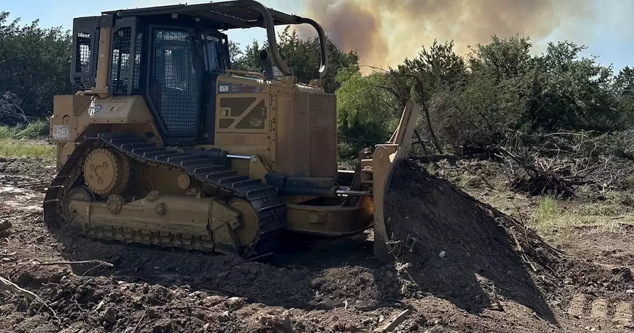 Nearly 1,000-acre wildfire breaches containment in Palo Pinto county, authorities say