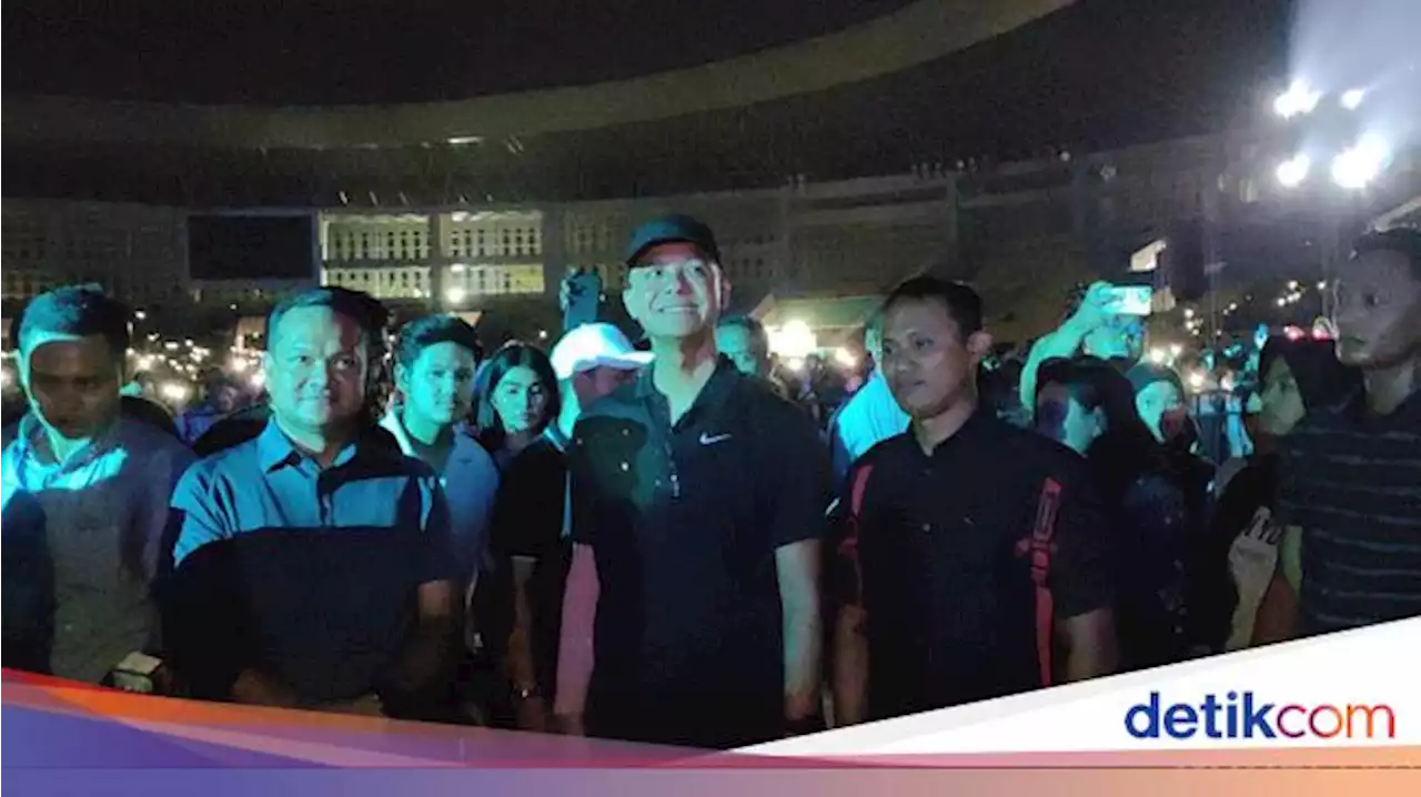 Ganjar dan Istri Nonton Konser Langit Benderang di Stadion Manahan Solo