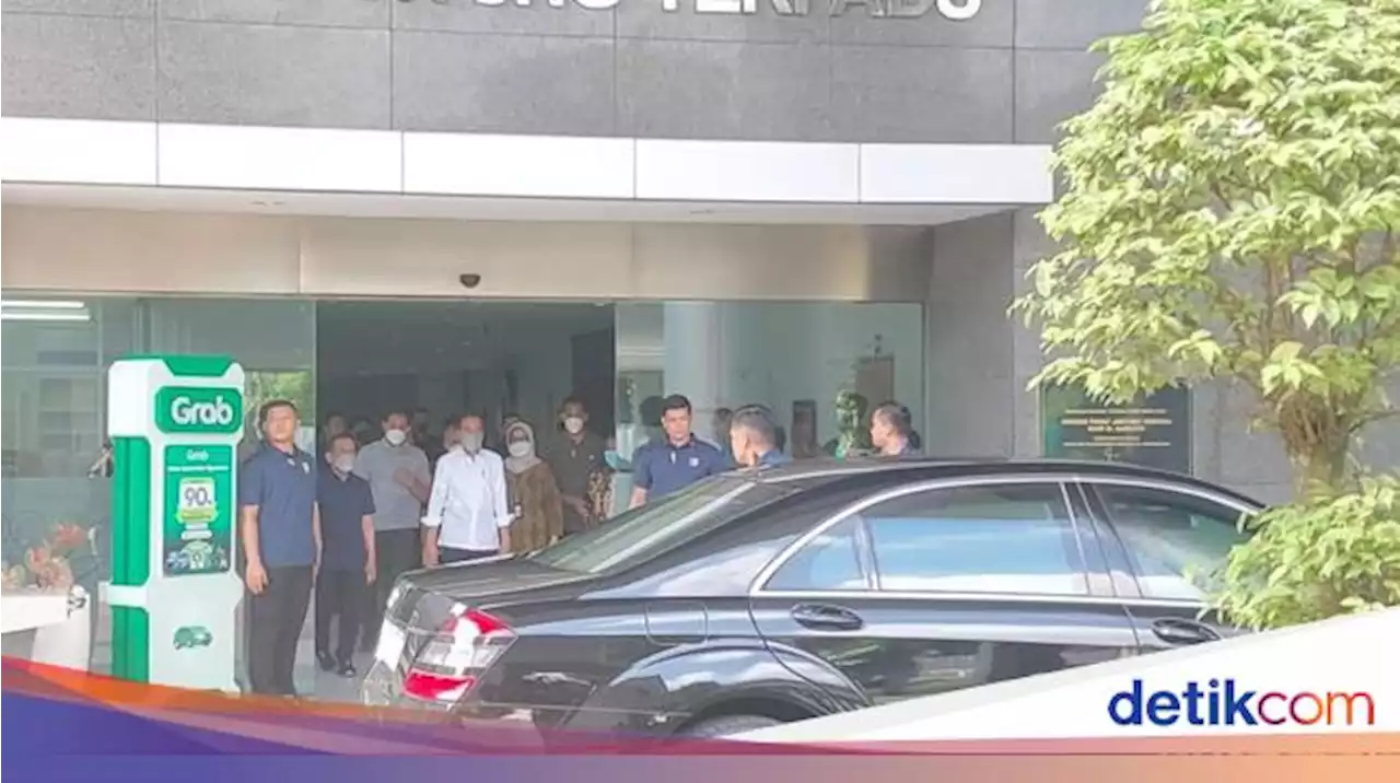 Jokowi Jenguk Cak Nun di RSUP Dr Sardjito Jogja